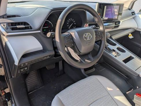 New 2026 Toyota Sienna LE FWD image 3
