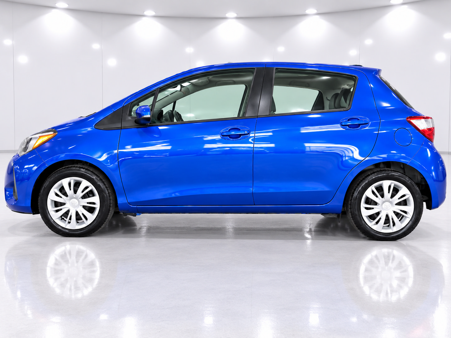 Used 2018 Toyota Yaris L FWD image 3