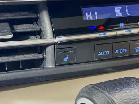 Used 2022 Toyota Sienna XLE image 18