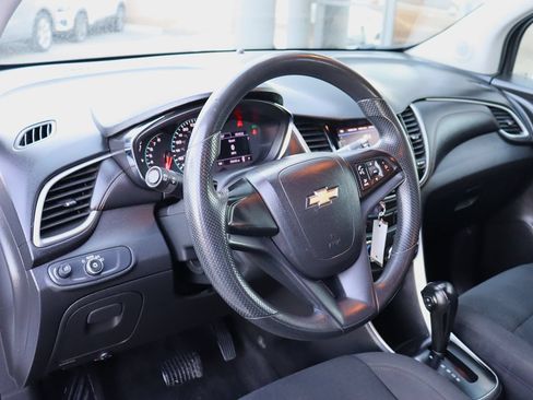 Used 2020 Chevrolet Trax LS FWD image 39