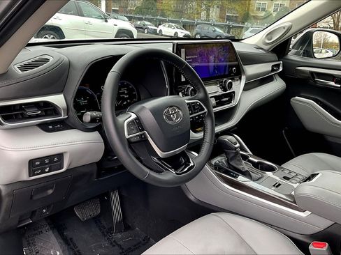 Used 2026 Toyota Highlander Platinum image 13