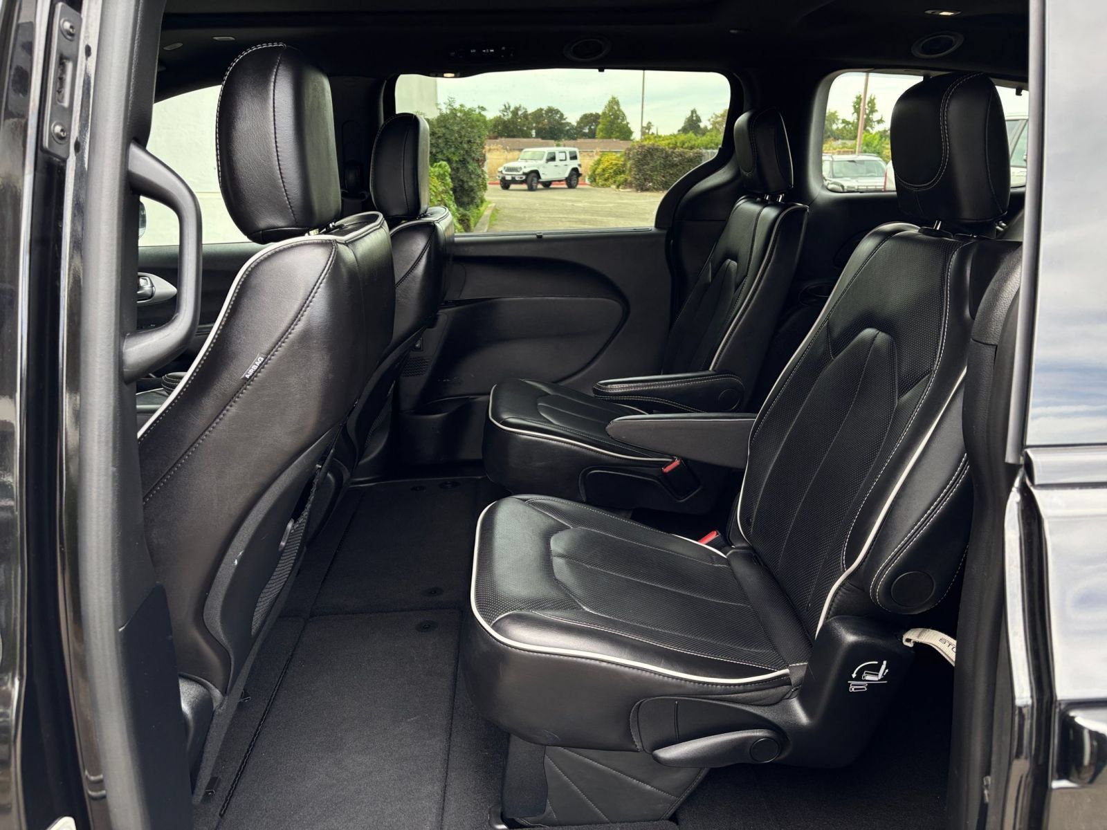 Used 2025 Chrysler Pacifica Limited FWD image 28