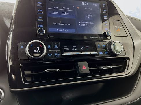 Used 2022 Toyota Highlander XLE AWD/4WD image 17