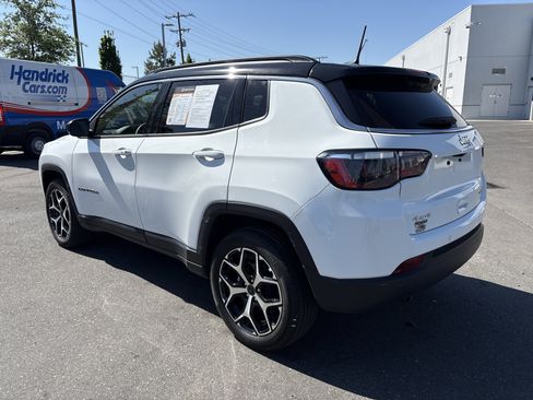 Used 2025 Jeep Compass Limited image 13