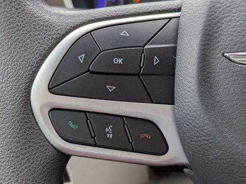 Used 2017 Chrysler Pacifica Touring Plus w/ Tire & Wheel Group FWD image 28