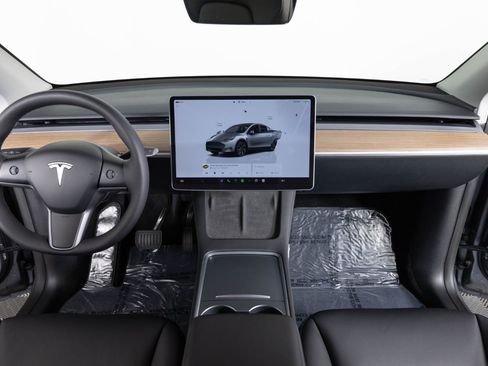 Used 2025 Tesla Model Y Long Range image 34