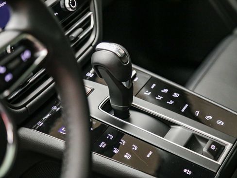 Certified 2025 Porsche Macan AWD/4WD image 24