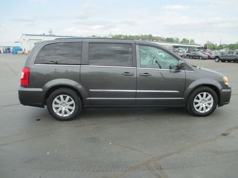 Used 2016 Chrysler Town & Country Touring image 5