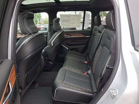 New 2026 Jeep Grand Cherokee Summit image 10