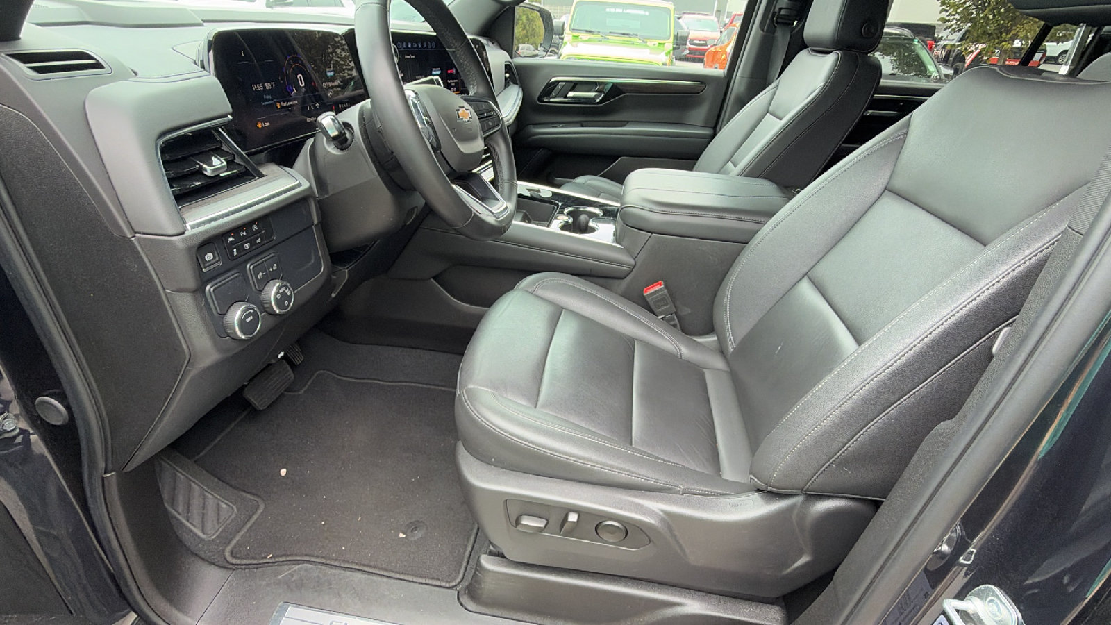 Used 2025 Chevrolet Suburban LT RWD image 16