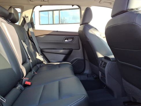 Used 2023 Nissan Rogue SL w/ SL Premium Package image 10