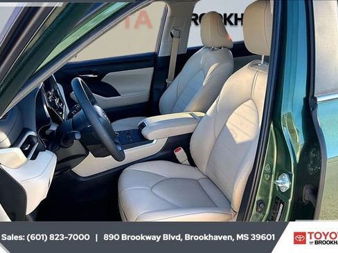 Used 2024 Toyota Highlander XLE image 18