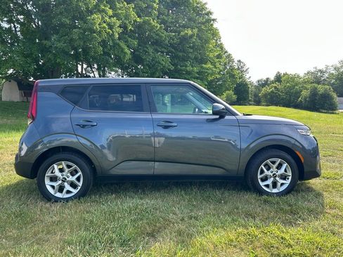 Used 2022 Kia Soul LX w/ Technology Package FWD image 2