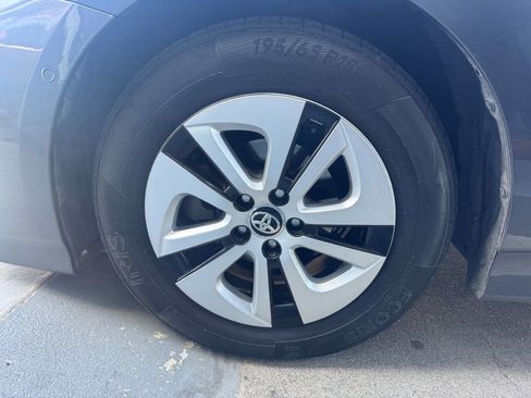 Used 2018 Toyota Prius Three image 22