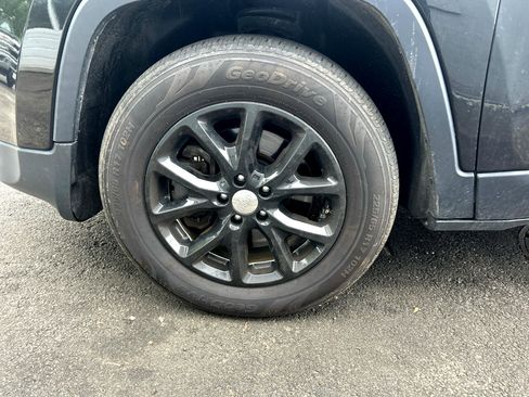 Used 2016 Jeep Cherokee Latitude w/ Cold Weather Group image 15