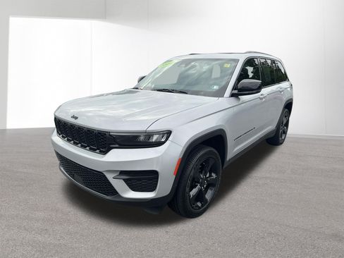 Used 2024 Jeep Grand Cherokee Altitude AWD/4WD image 7