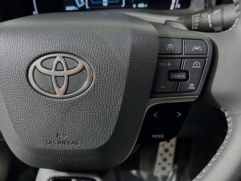 Used 2025 Toyota Camry SE FWD image 20