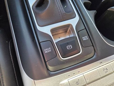 Used 2022 Kia Carnival LX image 26