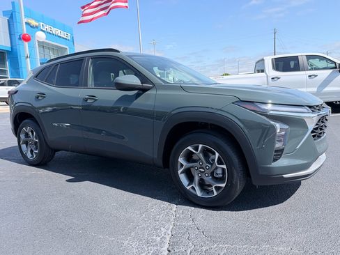 New 2026 Chevrolet Trax LT w/ Driver Confidence Package FWD image 2