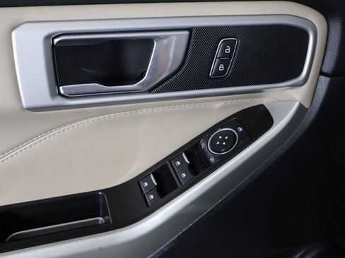 Used 2022 Ford Explorer XLT image 35