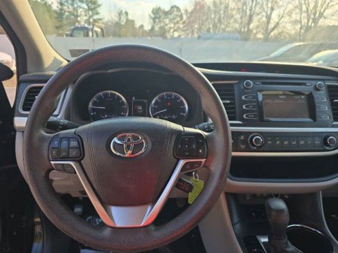 Used 2017 Toyota Highlander LE image 5