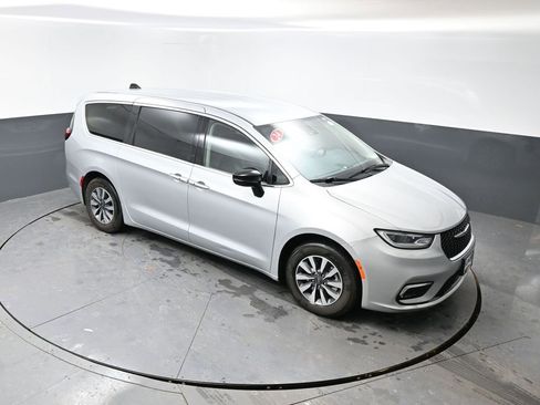 Used 2024 Chrysler Pacifica Limited FWD image 42