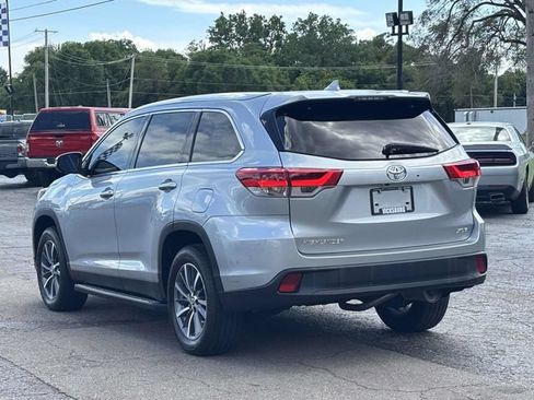 Used 2019 Toyota Highlander XLE FWD image 2