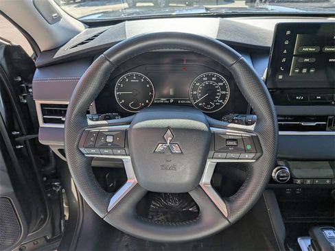 Used 2025 Mitsubishi Outlander SE image 24