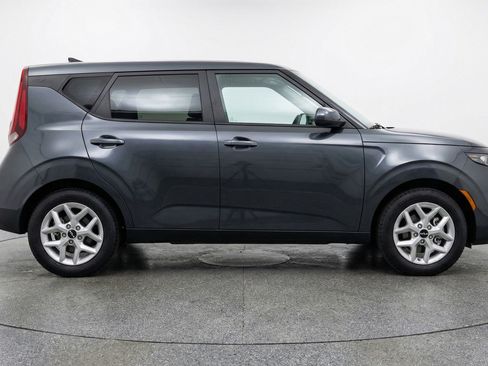 Used 2025 Kia Soul LX w/ LX Technology Package FWD image 11