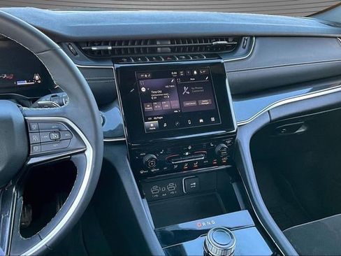 Used 2023 Jeep Grand Cherokee Altitude image 9