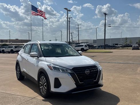 Used 2023 Nissan Kicks SV FWD image 2