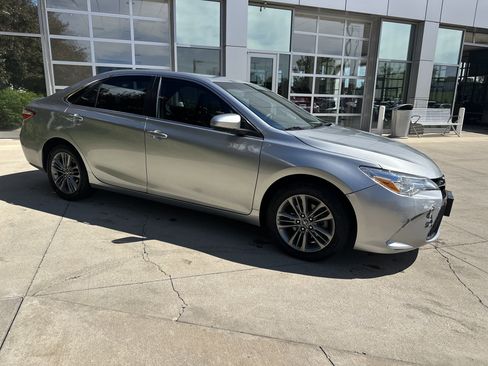 Used 2017 Toyota Camry SE FWD image 3