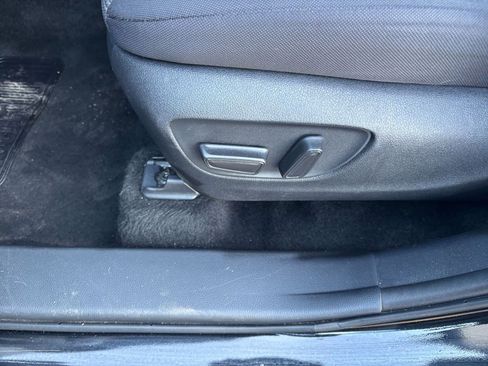 Used 2025 Toyota Highlander LE FWD image 22