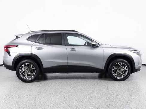 Used 2025 Chevrolet Trax LT w/ LT Convenience Package FWD image 9