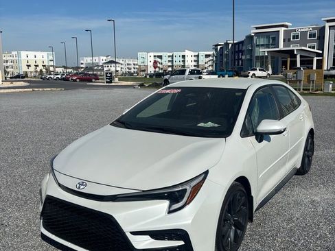 Used 2026 Toyota Corolla SE image 3