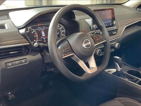 Used 2025 Nissan Altima 2.5 SV FWD image 4