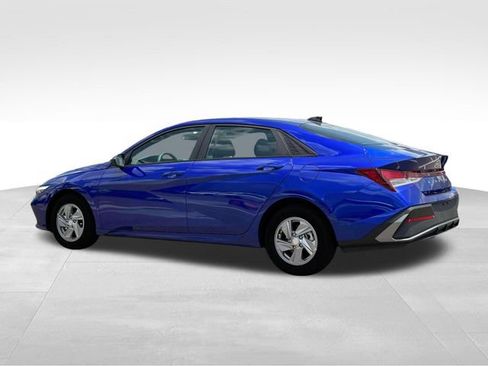 New 2025 Hyundai Elantra SE image 4