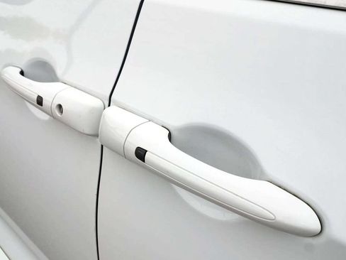 Used 2022 Chrysler Voyager LX FWD image 13