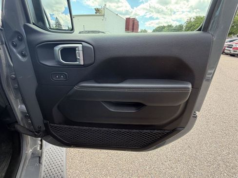 Used 2019 Jeep Wrangler Unlimited Sahara AWD/4WD image 30