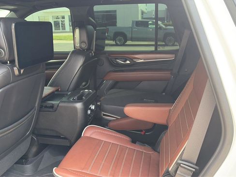 Used 2023 GMC Yukon Denali Ultimate AWD/4WD image 5