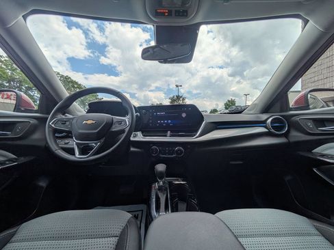 Used 2025 Chevrolet Trax LT w/ LT Convenience Package FWD image 24