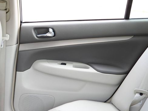 Used 2015 INFINITI Q40 w/ Moonroof Package RWD image 38