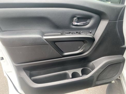 Used 2024 Nissan Titan SV w/ SV Convenience Package image 11