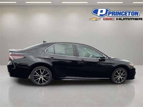 Used 2023 Toyota Camry SE image 5