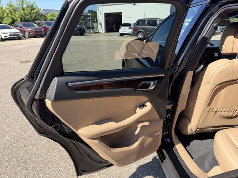 Used 2024 Porsche Macan AWD/4WD image 21