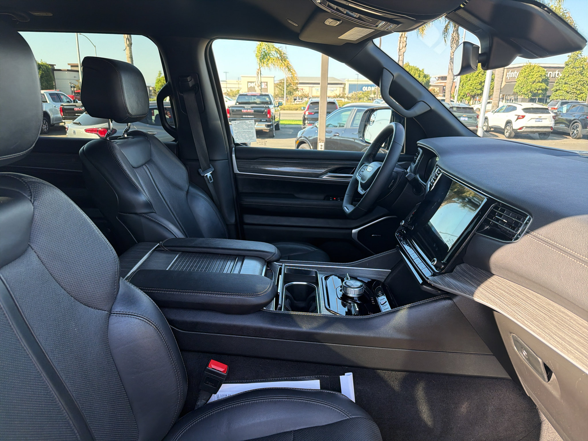 Used 2024 Jeep Wagoneer L Series III w/ Flexible Seating Group AWD/4WD image 11