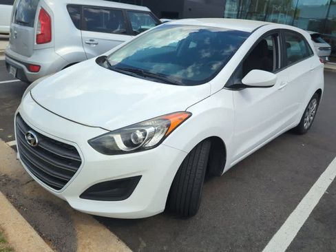 Used 2017 Hyundai Elantra GT image 4