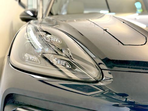 Used 2022 Porsche Cayenne Platinum Edition image 19