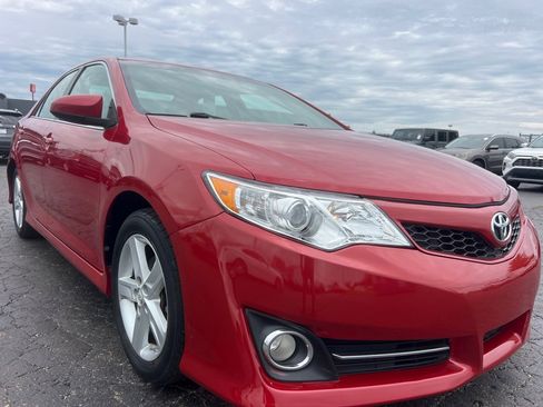 Used 2014 Toyota Camry SE FWD image 1
