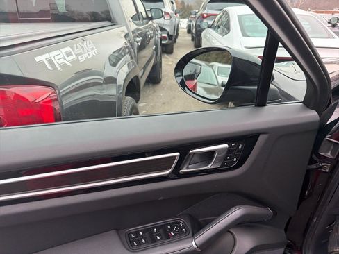 Used 2022 Porsche Cayenne S Platinum image 15